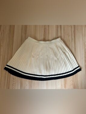 NWT cream & black pleated tennis skort